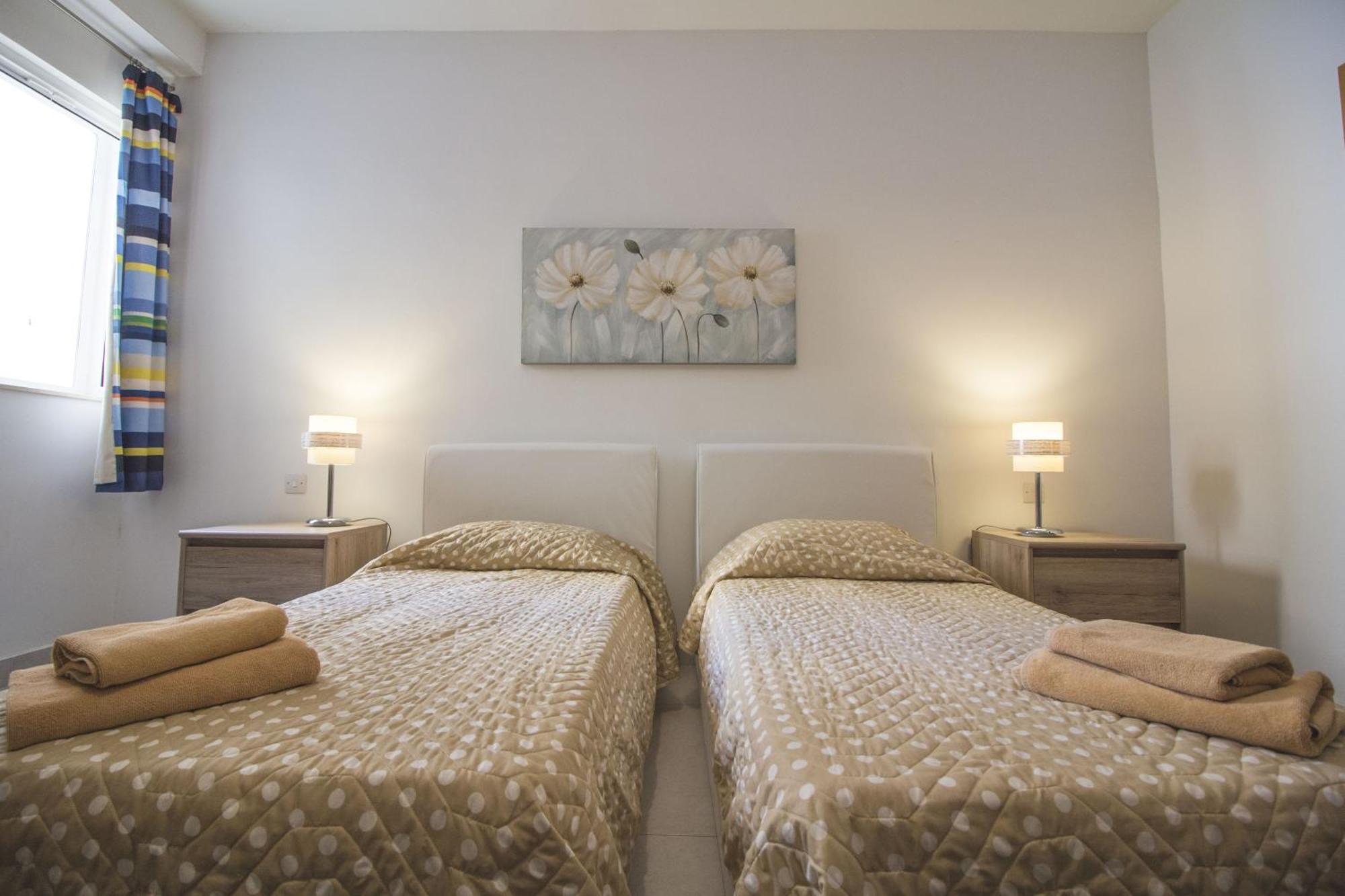 The Luxurious Seafront Apartament *
